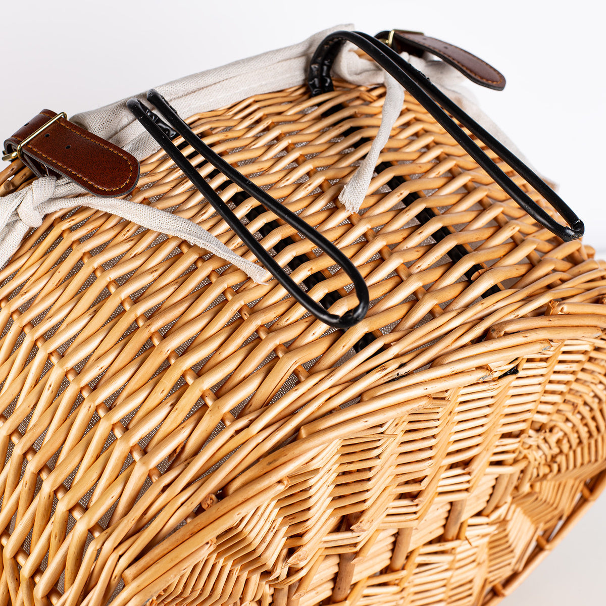 Koszyk Wiklinowy na Kierownicę z Metalową Osłoną