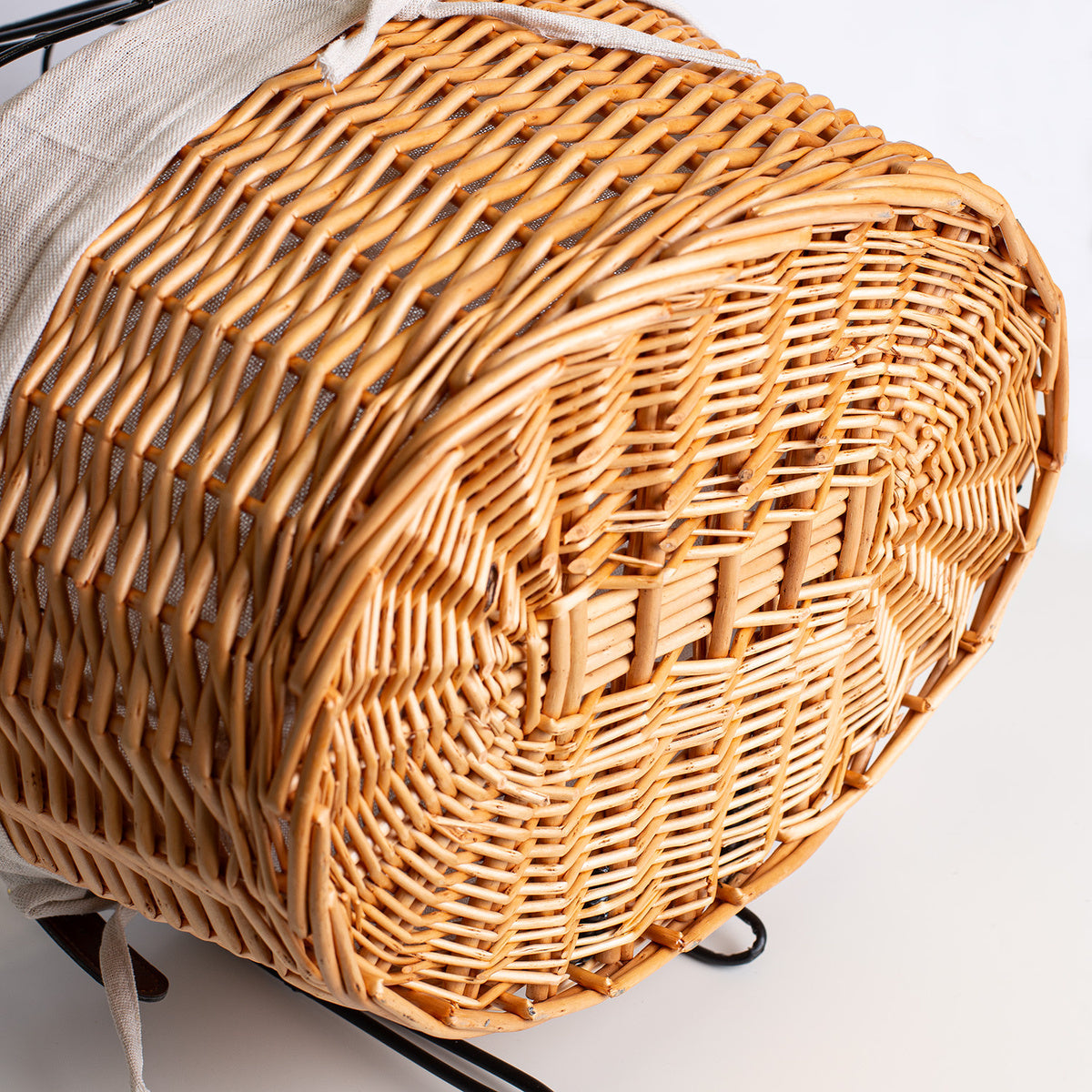 Koszyk Wiklinowy na Kierownicę z Metalową Osłoną