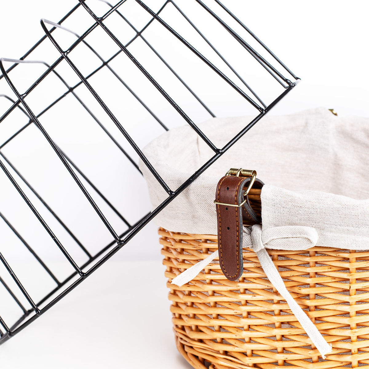 Koszyk Wiklinowy na Kierownicę z Metalową Osłoną